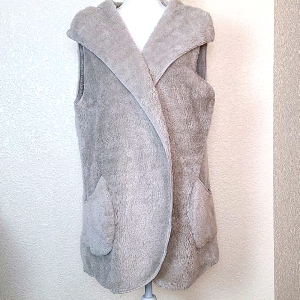 NWOT Zenana Outfitters plush hooded vest, M